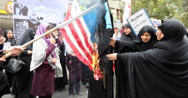  بالصور.. حرق العلم الأمريكى خلال تظاهرات ضد ترامب أمام سفارة أمريكا بطهران