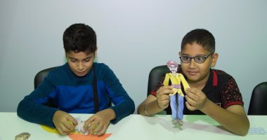 أطفال معرض الشارقة الدولى للكتاب يصنعون شخصيات متحركة بالألوان والورق