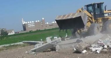 إزالة أعمدة خرسانية وأسوار على مساحة 3 أفدنة بمدينة بأخميم