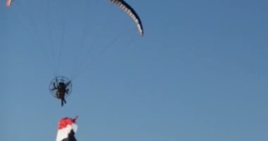 متسابق مصرى يرفع علم مصر ببطولة العالم للباراموتور ببحيرة قارون