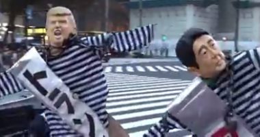 بالفيديو.. متظاهرون يمثلون مسرحية اعتقال ترامب ورئيس وزراء اليابان بطوكيو
