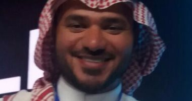 باحث سعودى يكتب على جلبابه كلمة "تسامح" خلال مشاركته بمنتدى شباب العالم