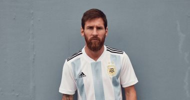 بالصور.. ميسي يستعرض قميص الأرجنتين فى مونديال 2018 