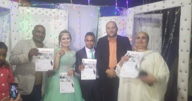 عروسان يوقعان على استمارة "علشان تبنيها" فى حفل زفافهما بمنشأة ناصر 