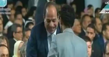 باحث مصرى يطلب الحديث مع الرئيس.. والسيسى: "إحنا عاملين المؤتمر عشانكم"