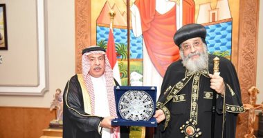 البابا يتبادل الهدايا التذكارية مع أمين عام مركز الملك عبد الله لحوار الأديان