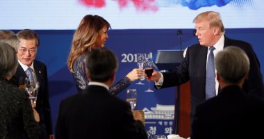 بالصور.. ترامب يغازل ميلانيا خلال مأدبة عشاء للرئيس الكورى الجنوبى