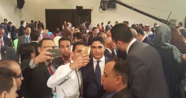 ضيوف منتدى شباب العالم يلتقطون صورا مع أبو هشيمة عقب جلسة "قناة السويس"