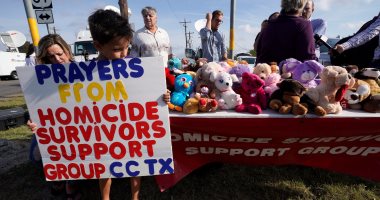 بالصور.. طفل أمريكى يتبرع بكل ألعابة لضحايا هجوم تكساس الإرهابى