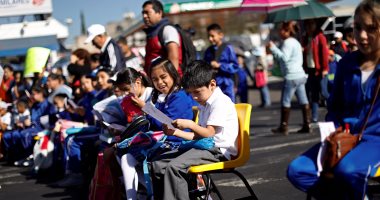 بالصور.. تظاهرة لطلاب بالمكسيك تطالب بإعادة بناء مدارسهم جراء الزلزال