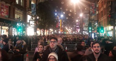 بالفيديو والصور.. تجمع مئات الآلاف بشارع أكسفورد لندن لإضاءة أنوار الكريسماس