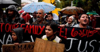 بالصور.. لاجئون يتظاهرون أمام سفارة ألمانيا فى اليونان للم شملهم مع ذويهم