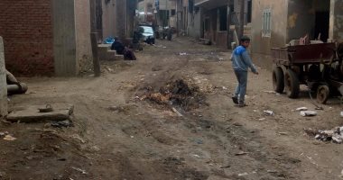 بالصور.. الصرف الصحى يغرق شوارع قرية كفر شبرا قلوج بالغربية