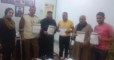 راعى كنيسة أبوفام بالمنيا يوقع على استمارة "علشان تبنيها"