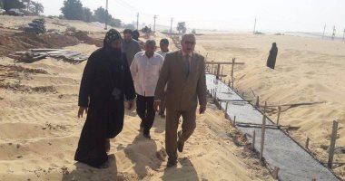 بالصور .. رئيس مدينة ملوى بالمنيا يتابع أعمال إنشاء سور دير أبو فانا