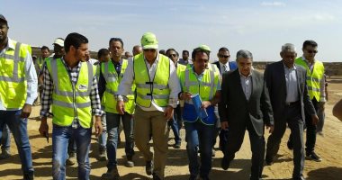 بالفيديو.. وزير الكهرباء يتفقد أكبر مشروع فى مصر للطاقة الشمسية بأسوان
