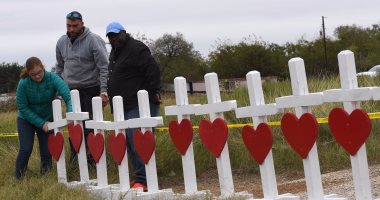 بالصور.. نصب تذكارى بالصلبان لتخليد ضحايا حادث كنيسة تكساس