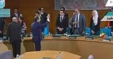 الرئيس السيسى ووزير خارجية فرنسا يصافحان شباب جلسة محاكاة مجلس الأمن