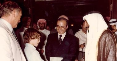 شاهد.. صورة نادرة لرئيس وزراء كندا فى طفولته مع الشيخ زايد مؤسس الإمارات
