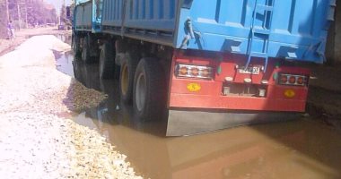 شكوى بسبب كسر ماسورة مياه بقرية كفر الحمادية بالمنوفية وشلل كامل بالشوارع