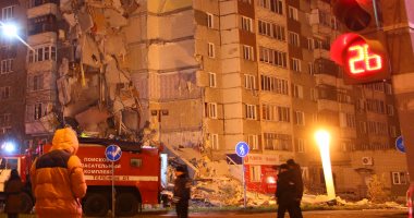 بالصور.. اللحظات الأولى بعد مصرع 3 أشخاص فى انهيار مبنى بروسيا