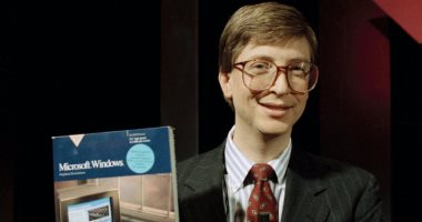 قبل 34 عاما بيل جيتس يطلق نظام التشغيل ويندوز 1.0 ويحدث نقلة فى عالم أجهزة الكمبيوتر.. شاب 28 عاما يكتب تعليمات برمجية دفعته ليكون الرجل الأغنى فى العالم.. اختار اسما سيئا ومدير التسويق ينقذه فى آخر لحظة