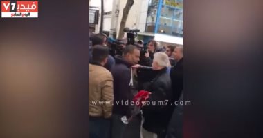 بالفيديو.. عمدة منطقة بباريس يحاول منع المسلمين من تأدية صلاة الجمعة