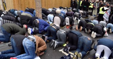 بالصور.. مسلمو فرنسا يؤدون الصلاة فى الشوارع بعد إغلاق السلطات المساجد