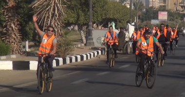 بالفيديو والصور.. سباق دراجات بكورنيش السويس بمشاركة جميع الأعمار