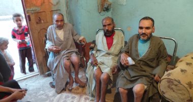 بالفيديو والصور.. 3أشقاء معاقين يناشدون محافظ سوهاج بفتح محل لإنقاذهم حياتهم