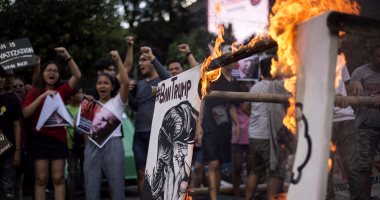 بالصور.. اشتباكات بين الشرطة الفلبينية ومحتجين ضد زيارة ترامب إلى مانيلا