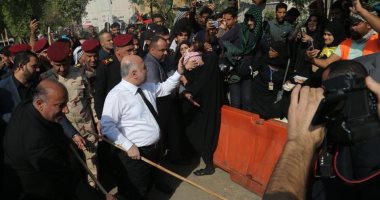بالصور.. رئيس الوزراء العراقى يساهم فى حملة نظافة بكربلاء بعد شعائر الشيعة
