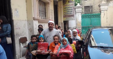 توزيع ملابس شتوية على التلاميذ المسلمين والأقباط بأحد مساجد المنيا
