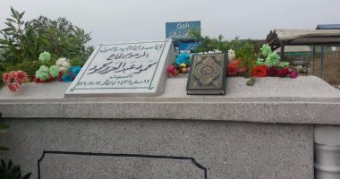 أسرة محمود عبدالعزيز تحيي ذكرى رحيله بالورود وقراءة القرآن..صور وفيديو