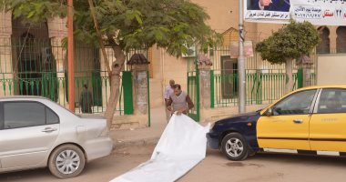 صور إزالة لافتات الدعاية للمرشحين بنادى بلدية المحلة من أمام مسجد عبد الحى خليل