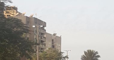 بالصور.. أعمدة إنارة مضاءة نهاراً بشارع مكرم عبيد فى مدينة نصر