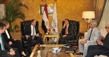 وزير النقل يلتقى سفير الدنمارك بالقاهرة لبحث الفرص الاستثمارية