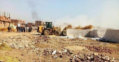 محافظ سوهاج: إزالة 27 حالة تعدى على الأراضى الزراعية بمدينة أخميم