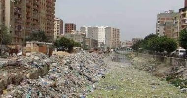 شكوى من تراكم القمامة بترعة المحمودية فى محافظة الإسكندرية