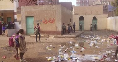صور انتشار القمامة داخل مدرسة عمر مكرم بشبرا الخيمة
