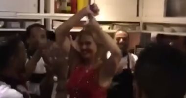 فيديو.. يسرا ترقص على أنغام "3 دقات" مع العاملين بأحد المطاعم