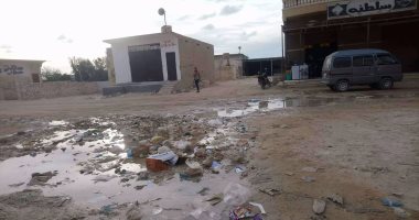 بالصور .. استمرار طفح المياه أمام مدرسة الضبعة البحرية