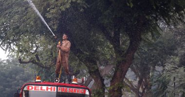 صور.. رجال الإطفاء بالهند يغسلون الأشجار بالمياه لمحاربة تلوث الهواء