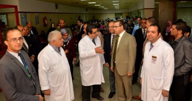 رئيس جامعة المنصورة يتفقد تطوير العيادات الخارجية بمركز طب وجراحة العيون  