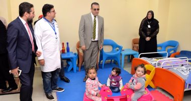 رئيس جامعة المنصورة يتفقد مشروع علاج الأطفال من فيرس سى بالمستشفى الجامعى