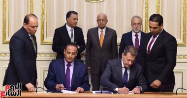 صور.. رئيس الوزراء يشهد توقيع عقد نهائى لاتفاقية تطوير إشارات قطارات "أسيوط- نجع حمادى"