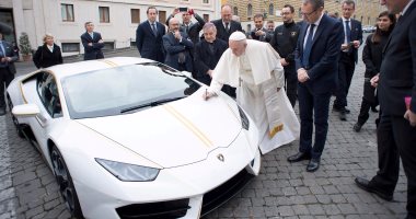صور.. البابا فرانسيس يحصل على سيارة لامبورجينى لبيعها فى مزاد خيرى