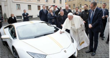 بابا الفاتيكان يحصل على سيارة لامبورجينى هدية ويعرضها بمزاد لصالح "الخير"
