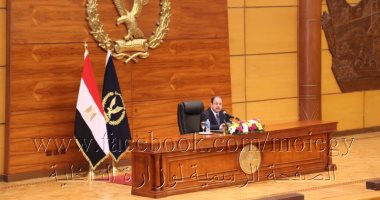 وزير الداخلية يمنح أهالى سيناء استمارات الحج بالمجان