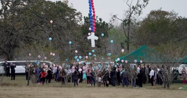 صور.. الآلاف يشيعون 9 جثامين من ضحايا كنيسة تكساس